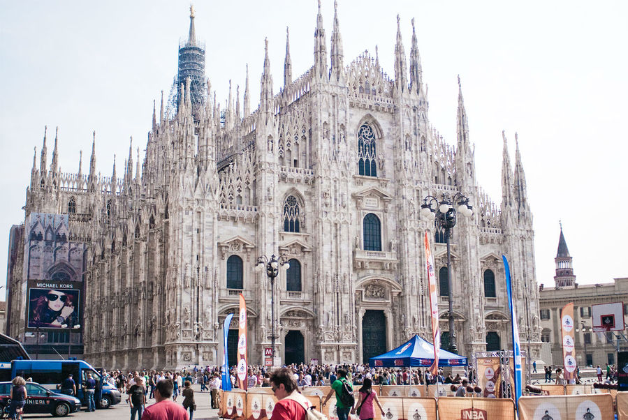 Всемирно известная четвертая по величине церковь в мире расположена в самом центре Милана и является его символом. Это позднеготическое чудо, которое содержит целый лес шпилей и скульптур, мраморных остроконечных башенок и колонн, сплетенных вместе паутиной парящих опор, провоцирует на эпитеты в превосходной степени: грандиозный, ошеломляющий, великолепный… Милан, Италия