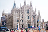 Всемирно известная четвертая по величине церковь в мире расположена в самом центре Милана и является его символом. Это позднеготическое чудо, которое содержит целый лес шпилей и скульптур, мраморных остроконечных башенок и колонн, сплетенных вместе паутиной парящих опор, провоцирует на эпитеты в превосходной степени: грандиозный, ошеломляющий, великолепный…