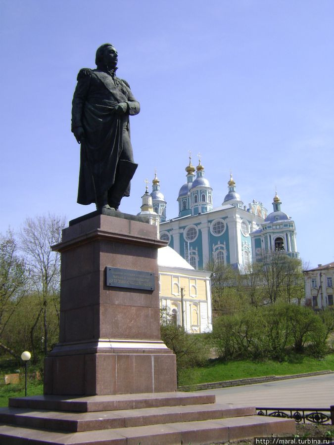 Спаситель Отечества в 1812 году фельдмаршал М.И.Кутузов на фоне Успенского собора смотрится очень символично Смоленск, Россия