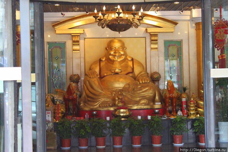 Весёлый Будда поднимает настроение своей харизмой Сиань, Китай