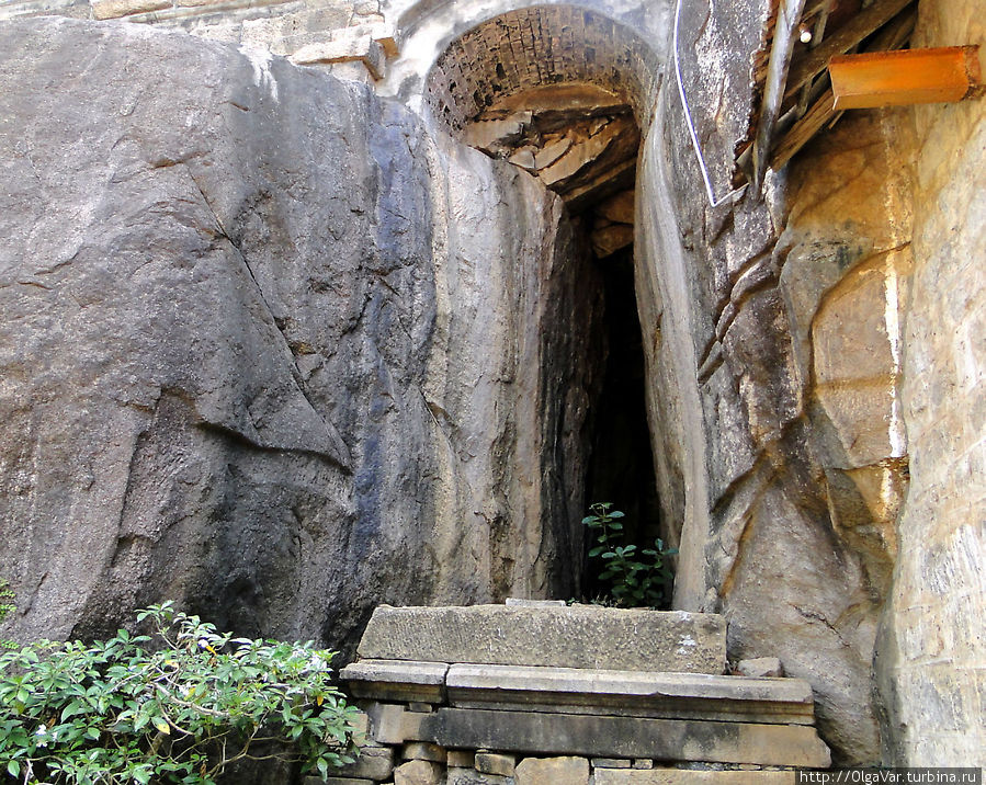 Вход в пещеру Анурадхапура, Шри-Ланка