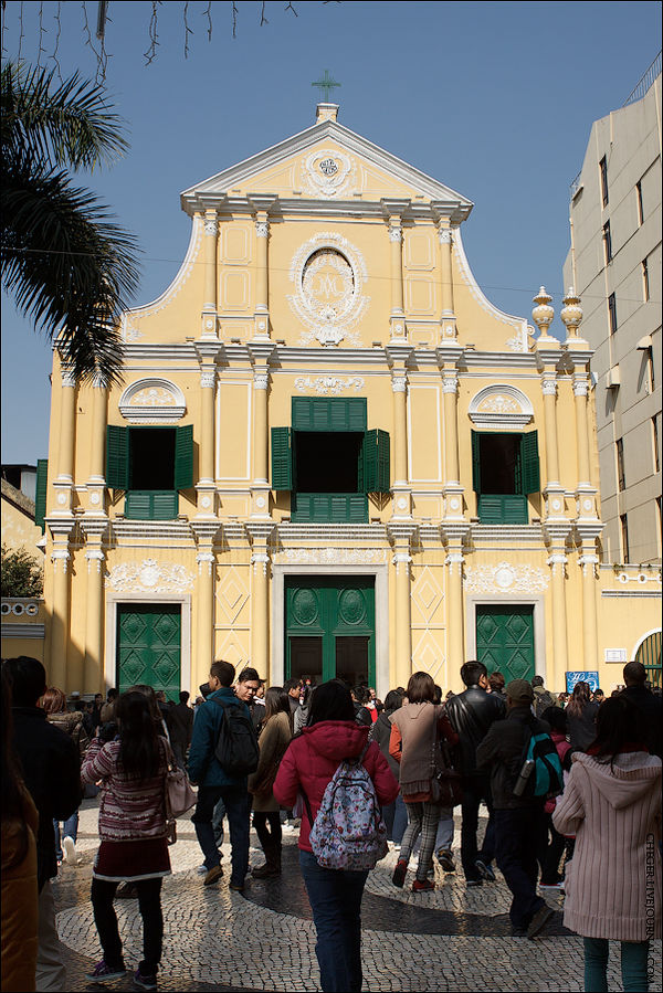Тут же недалеко стоит церковь Святого Доминика, основанная в 1587 году орденом доминиканцев. Тут же недалеко стоит церковь Святого Доминика, основанная в 1587 году орденом доминиканцев.