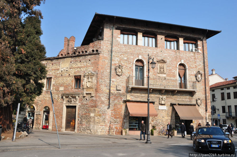Справа от входа в театр Олимпико, красивый фасад здания. Виченца, Италия