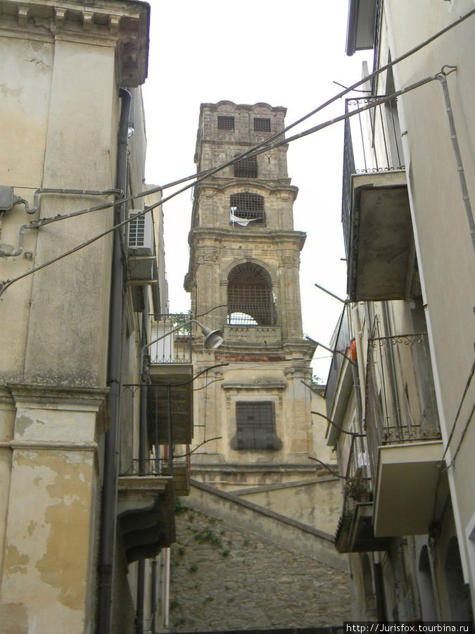 Колокольня старого собора Кальтаджироне, Италия