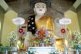 Гигантский сидящий Будда в храме