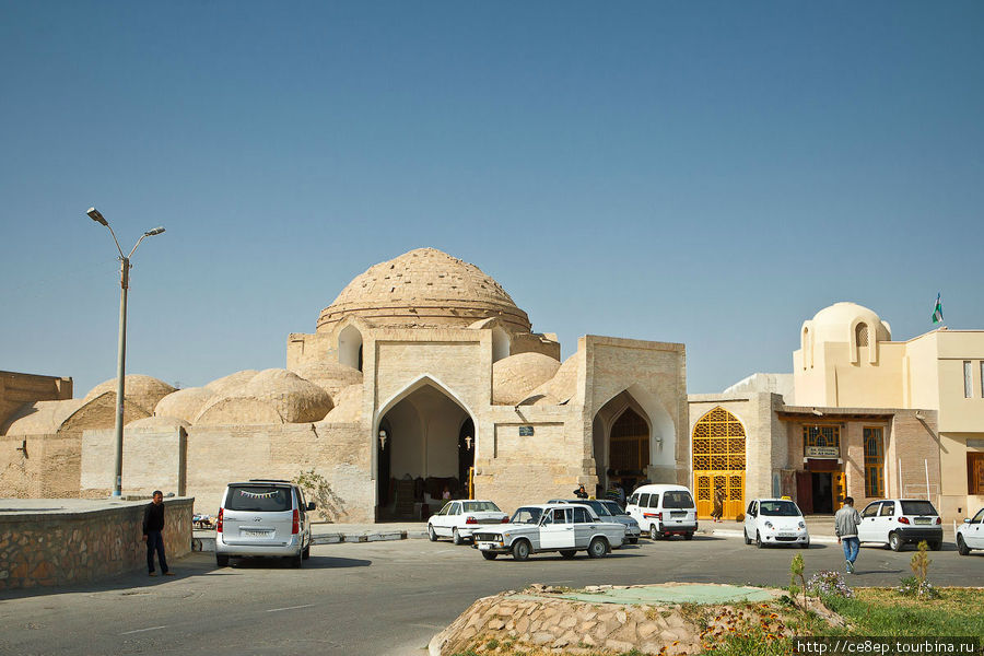Один из торговых куполов Бухара, Узбекистан