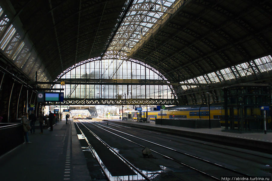 Путь в центр города лежал через вокзал. Амстердам, Нидерланды
