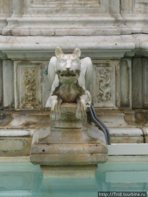 Один из компонентов фонтана на площади Сиена, Италия