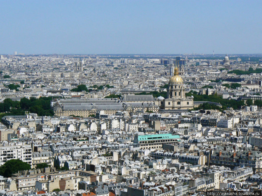 На сером фоне города выделяется золотой купол Собора Дома Инвалидов. Париж, Франция