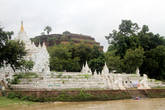 Вид на пагоду со стороны Иравади