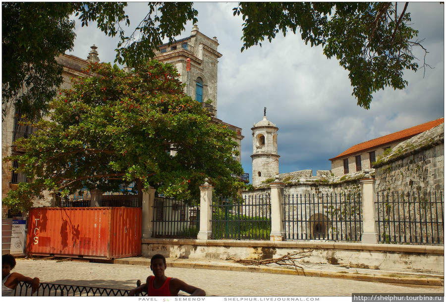 Замок Королевских Сил (Castillo de la Real Fuerza)- это средневековая крепость, самое старинное оборонительное сооружение на Кубе, возведенное в эпоху испанской колонизации, и второе по возрасту в Америке, после Башни Почестей (Torre del Homenaje) в Крепости Осама (Fortaleza Ozama) в Санто-Доминго (Доминиканская республика). Эта гаванская крепость послужила моделью для многих других оборонительных сооружений, построенных в XVI — XVIII веках на американском континенте. В ней – впервые в Америке – при сооружении бастионов была применена новая техника постройки крепостей с толстыми стенами для защиты от пушек, которые уже существовали в Европе с XV века. Гавана, Куба
