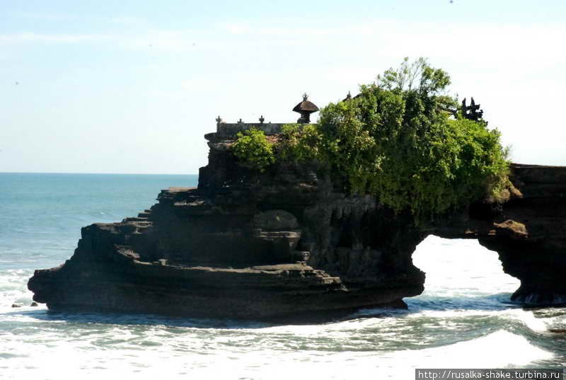Храм с дыркой в камне Танах-Лот, Индонезия