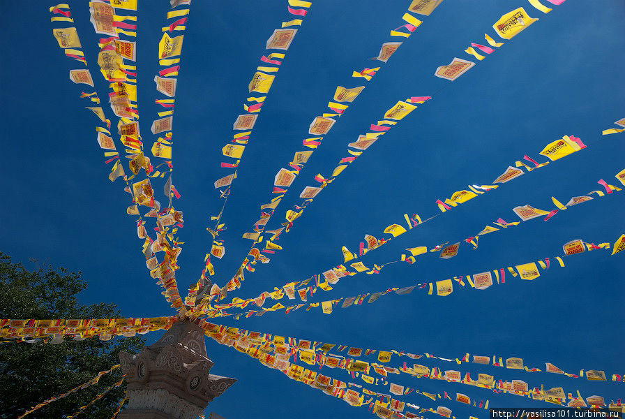 Пластиковые флажки — украшение к фестивалю Виган, Филиппины