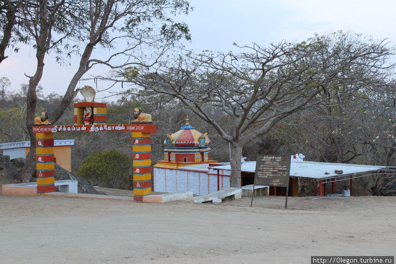 Индуистский храм в заповеднике Национальный парк Мудумалай, Индия