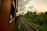 Поезд и радуга. Эта фотография со Шри Ланки, на пути из Коломбо в Канди. Люди висят на подножках не потому, что мест нет, а потому, что так веселее, и ветерок обдувает.