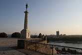 А это памятник Победник. Его открыли в 1928-м году в честь победы Сербии в разных войнах. Сначала он стоял в центре города, но прекрасные сербки стали смущаться и попросили убрать Победника куда-нибудь подальше.
