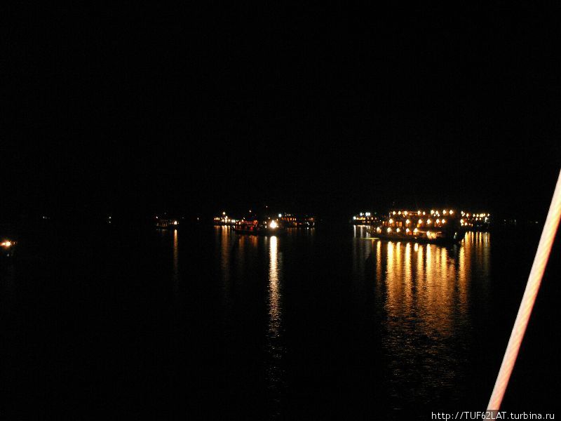 Ночные огни соседних судов Халонг бухта, Вьетнам