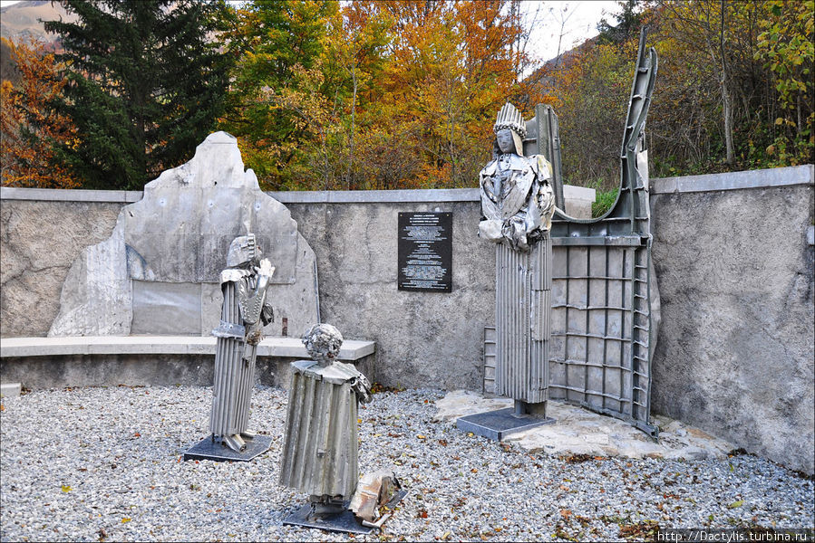 В ноябре 2010 г., в 60-летнюю годовщину трагедии, на кладбище из обломков разбившегося самолёта были установлены фигуры Девы Марии, Мелани и Максимана