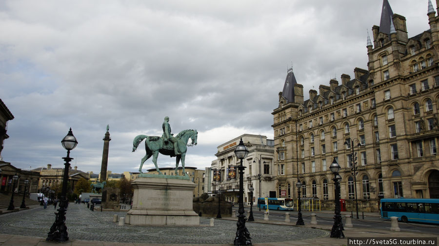 Памятник на площади. Ливерпуль, Великобритания