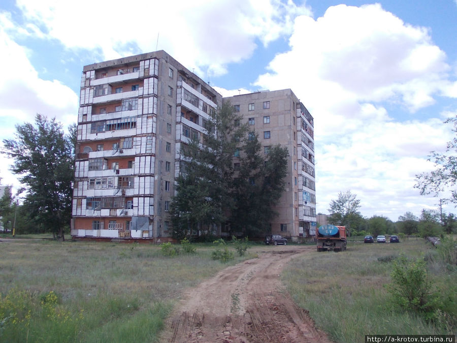 в городе паримерно 40% больших зданий — жилые. Это один из жилых домов Аркалык, Казахстан