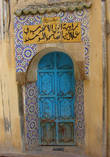 Двери в дома украшены в традиционном марокканском стиле