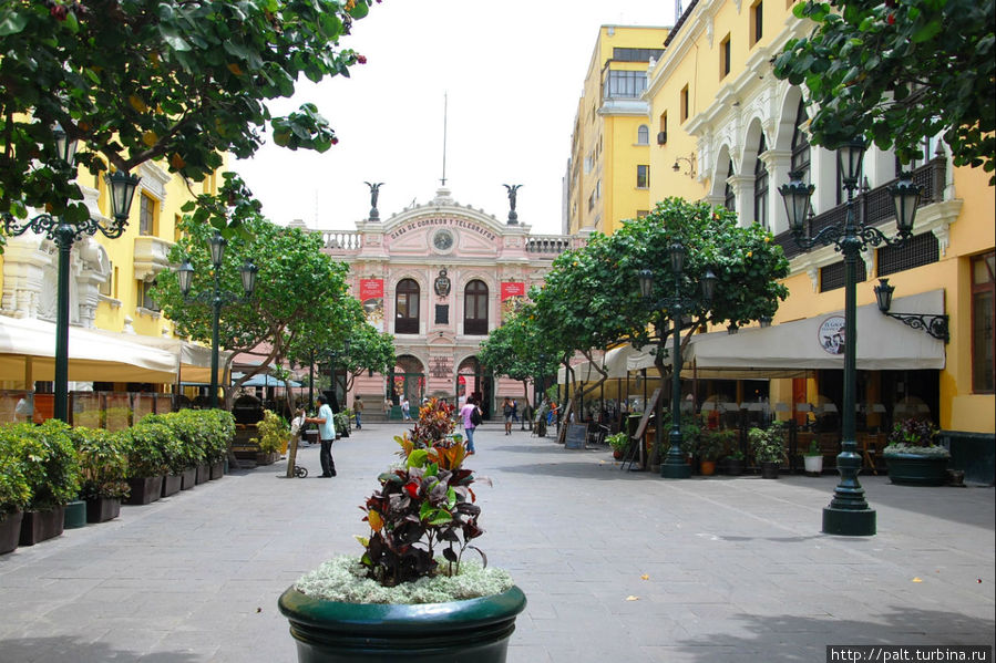 Очень уютная улочка с кафе. Здесь приятно посидеть в тени с чашечкой кофе и вкусным пирожным. Лима, Перу Очень уютная улочка с кафе. Здесь приятно посидеть в тени с чашечкой кофе и вкусным пирожным. Лима, Перу