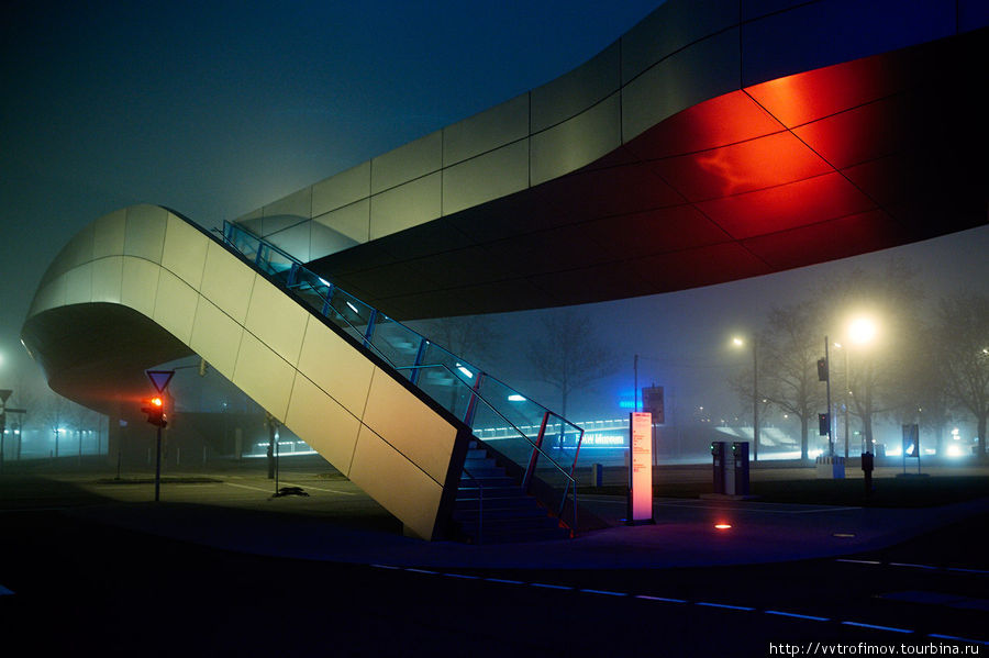 BMW Welt im Nebel (Мир БМВ в тумане) Мюнхен, Германия