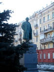 А вот и памятник Миронычу, имя которого гордо носит самая главная улица города.