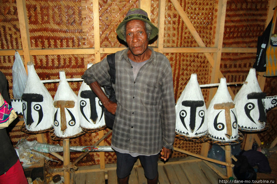 Маски и их создатель, участвующие в прошлых фестивалях Провинция Галф, Папуа-Новая Гвинея