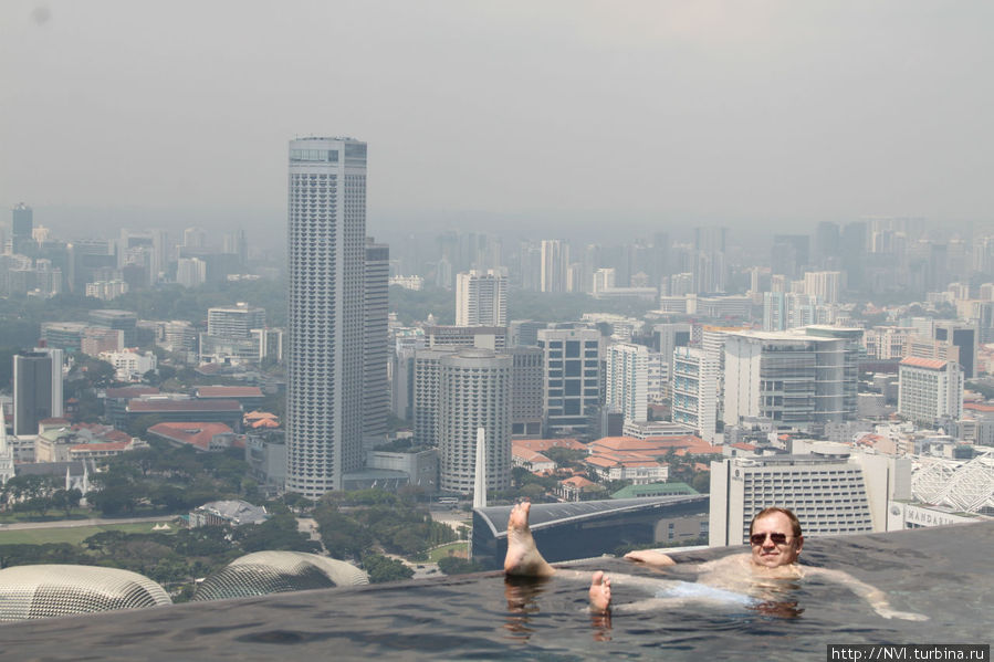 В таком бассейне можно плавать все время пребывания в отеле, забыв о всех других достопримечательностях этого ВЕЛИКОГО города! Сингапур (город-государство)