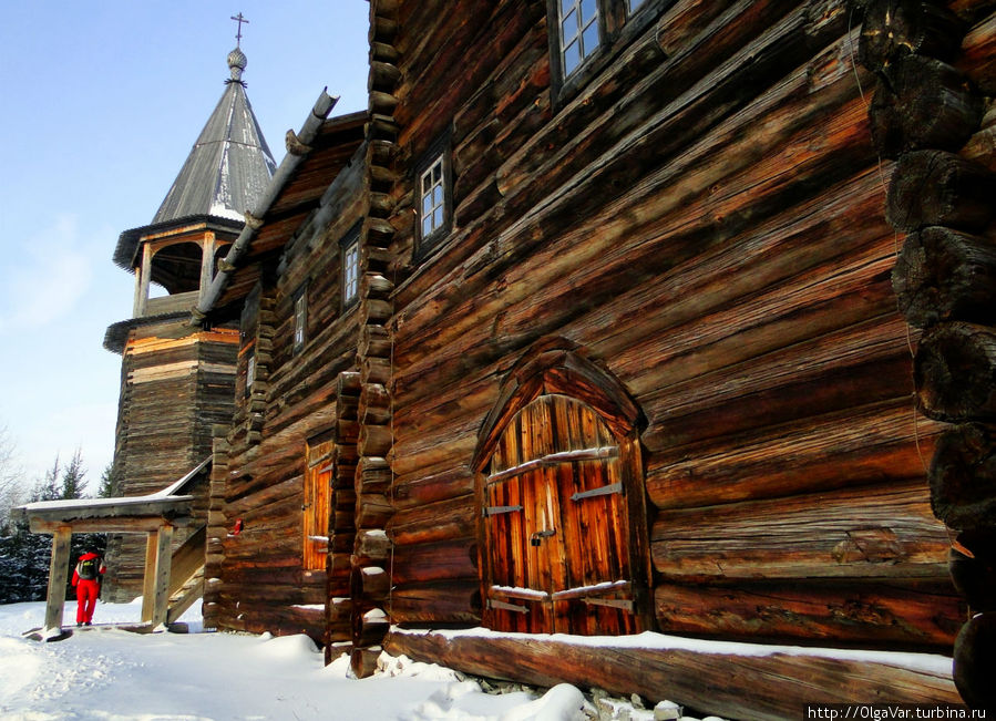 Стены Богородицкой церкви сложены из бревен диаметром до полуметра Хохловка, Россия