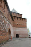 Новодельные входы — боковой в башню, и через стену внутрь Кремля