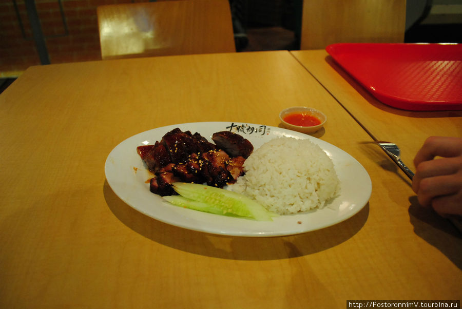Вкусно: утка в каком-то соусе, рис и огурчик:) Куала-Лумпур, Малайзия
