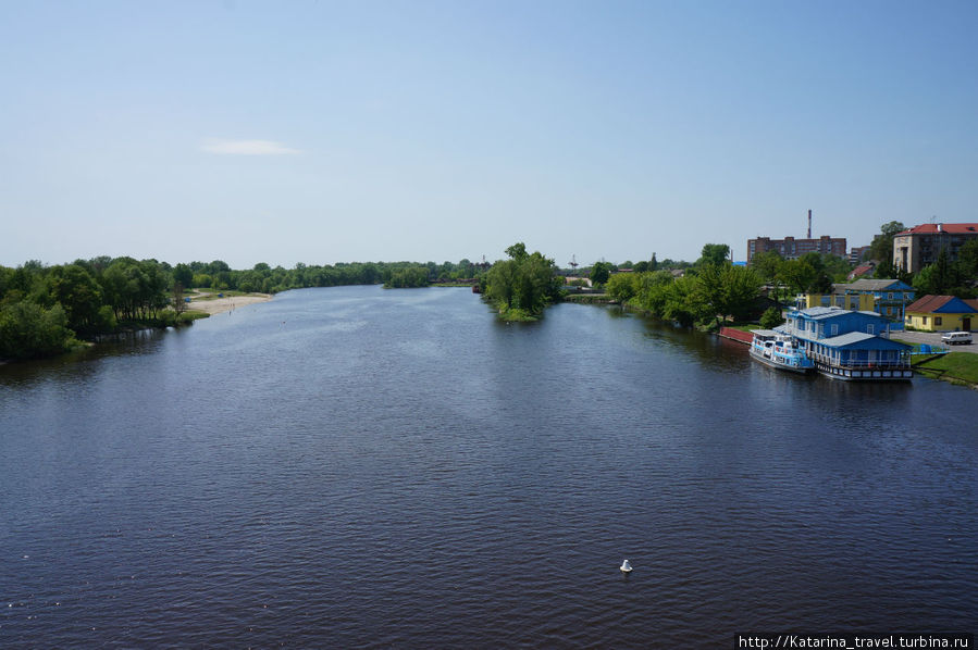 река Пина, голубое здание — порт. В 17-18 веке это место было заполнено лодками, торговцами.. Пинск, Беларусь