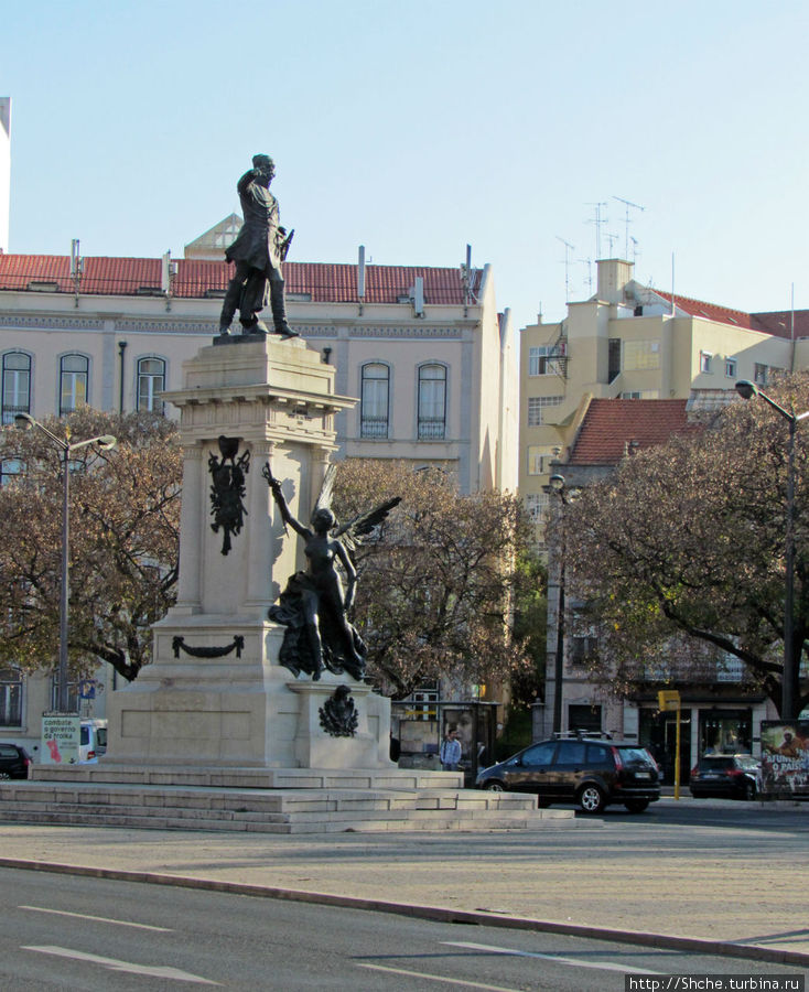 Посредине площади стоит симпатичный памятник Лиссабон, Португалия