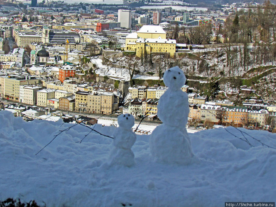 А на еще одной, последней площадке, кто-то молодец слепил пару снеговиков. И что-то мне подсказывает, что это были не австрийцы... да и не японцы, пожалуй, тоже. Зальцбург, Австрия