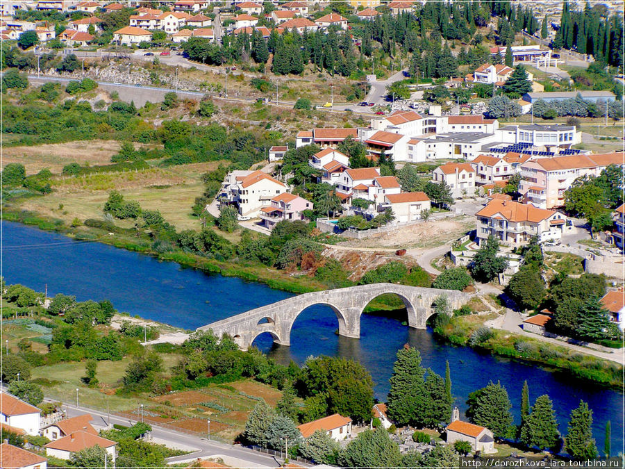 На Требишнице есть несколько очень красивых мостов. Самый известный из них — мост Арсланагича (Перовича), построенный во второй половине XVI века, во время правления великого визиря Мехмед — паши Соколовича. Босния и Герцеговина