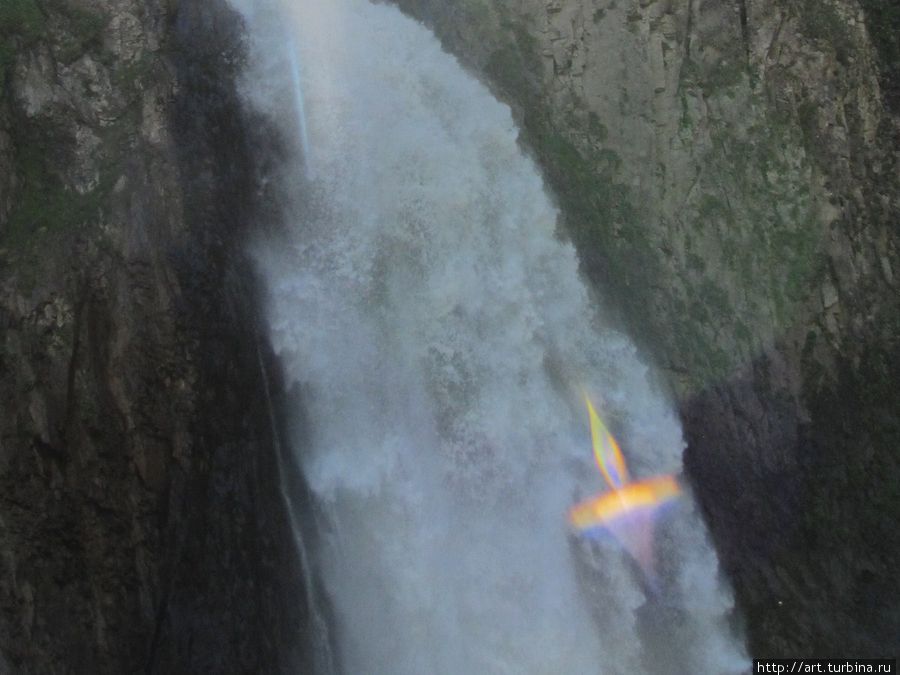 ну а это плазмоид купается в водопаде Эльбрус (гора 5642м), Россия