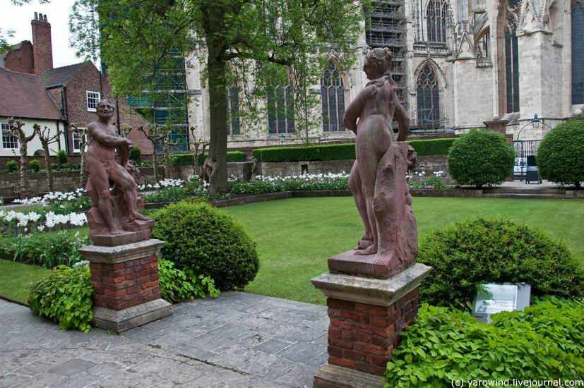 У дома есть небольшой красивый дворик с фонтанами и статуями. Йорк, Великобритания