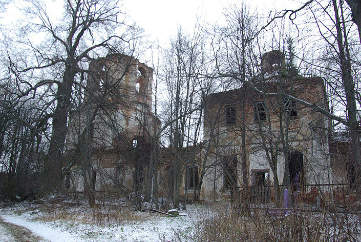 Разрушенная церковь в деревне Дубно. Новая Ладогa, Россия