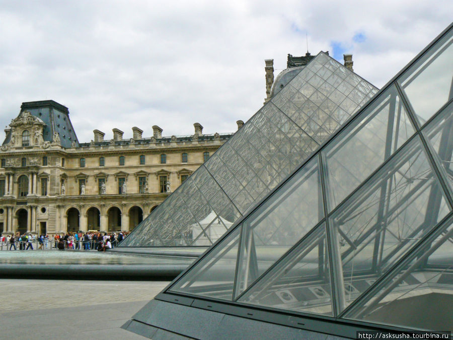 Рецепт стекла для пирамид был специально разработан в соответствии с новейшими технологиями так, что эта конструкция излучает свет. Париж, Франция