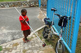 Мальчик разглядывает велосипед. Порт Морсби