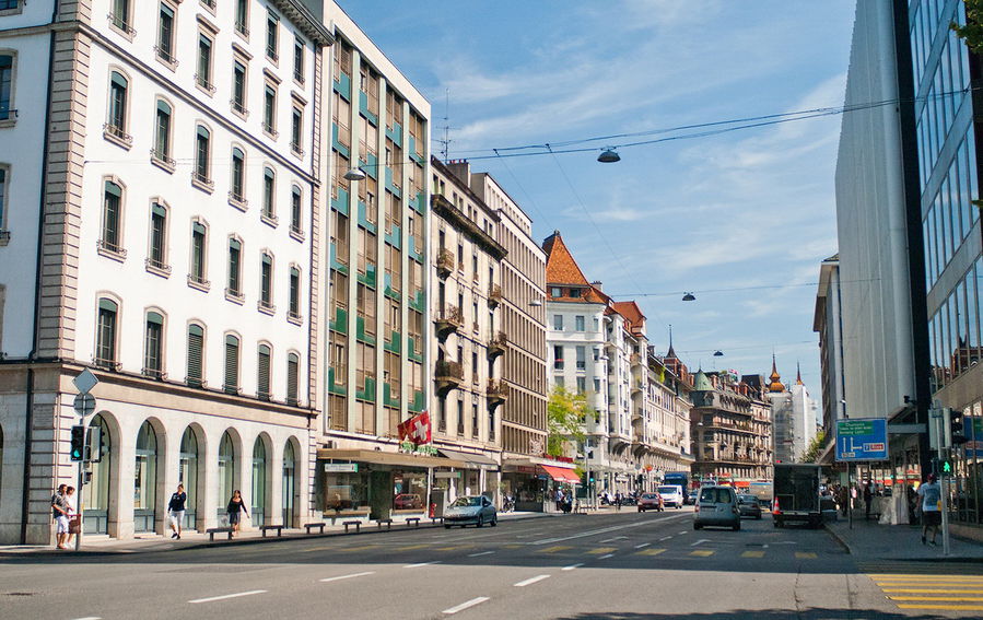 Хотя тут, что очень не характерно для Швейцарии, даже в центре города наряду с роскошной исторической застройкой попадается немало неприглядных и бездушных зданий. А подальше от центра и вовсе начинаются спальные районы с серыми многоэтажками. Женева, Швейцария