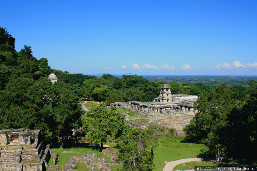 Вид на дворец и долину Паленке, Мексика
