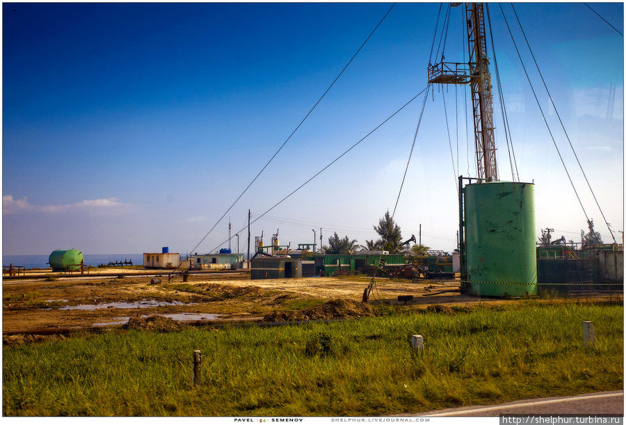 Совсем недавно на этой земле нашли нефть, что в свою очередь привело к появлению подобных заводиков по всему побережью. Прям с Совсем недавно на этой земле нашли нефть, что в свою очередь привело к появлению подобных заводиков по всему побережью. Прям с