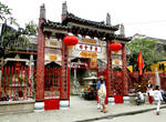 Хойан знаменит еще своими шелковыми красными фонариками, которые  украшают многие дома в городе