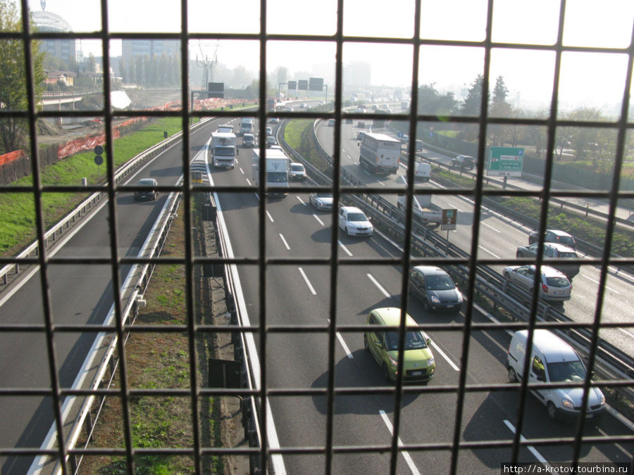 МКАД (Миланская Кольцевая Автомобильная Дорога), вид с переходного моста Милан, Италия