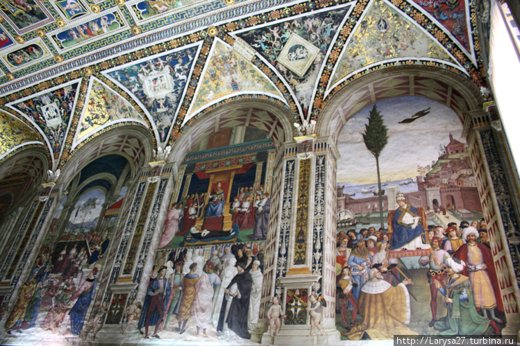 Справа фреска — Папа Пий 
