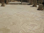 Мозаичный пол церкви Святого Нилуса.