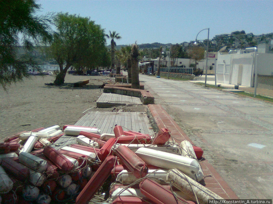 сезон только начался (фото от 25 апреля 2012), пляжи еще готовят Бодрум, Турция